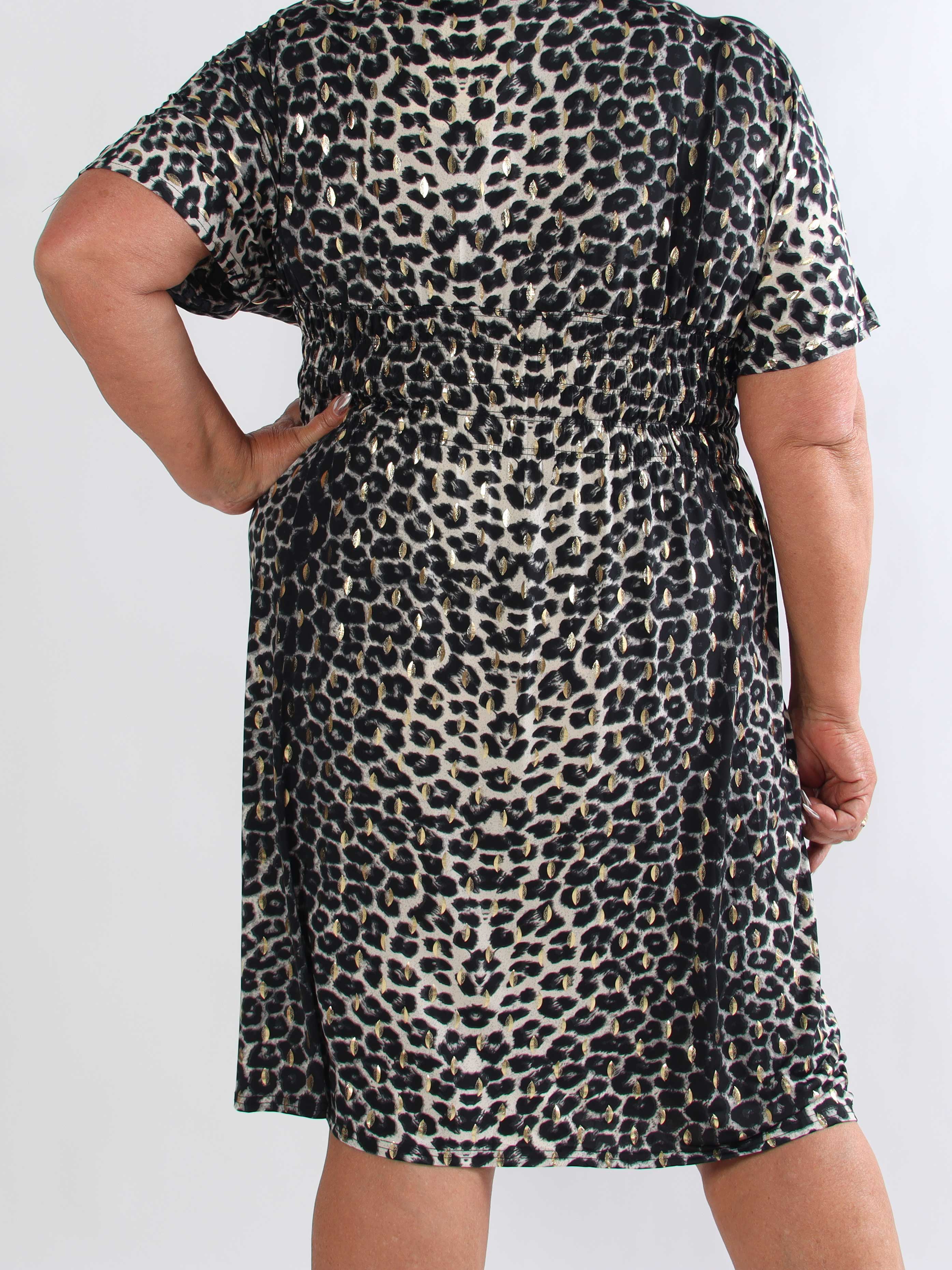 Pams Leo Short S/S - Elastisk plus size kjole i leopardprint og guld dutter
